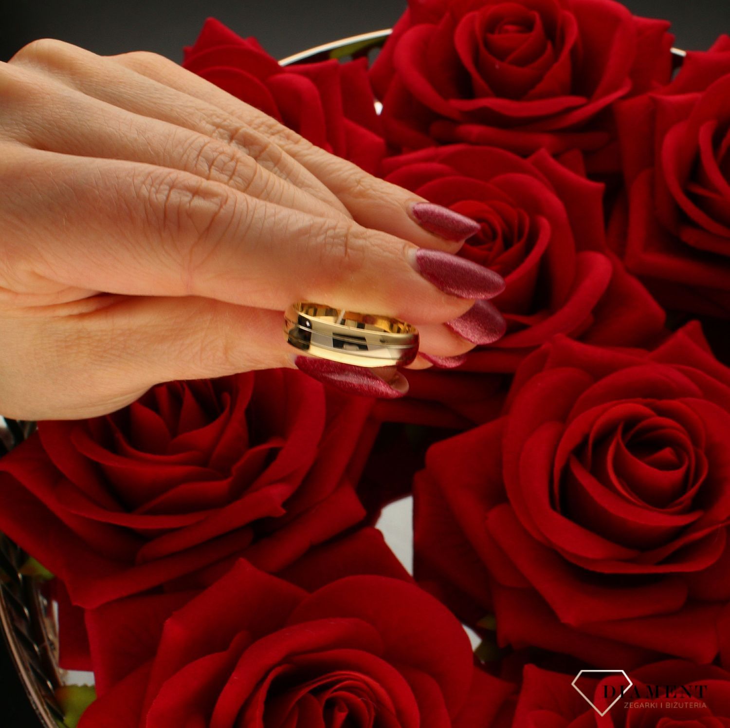 Złota obrączka damska 585 półokrągła 5 mm z białym paskiem  Żółte i białe złoto.jpg